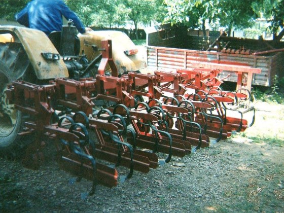 Kultivator sa zaštitom - za repu, kukuruz, soju